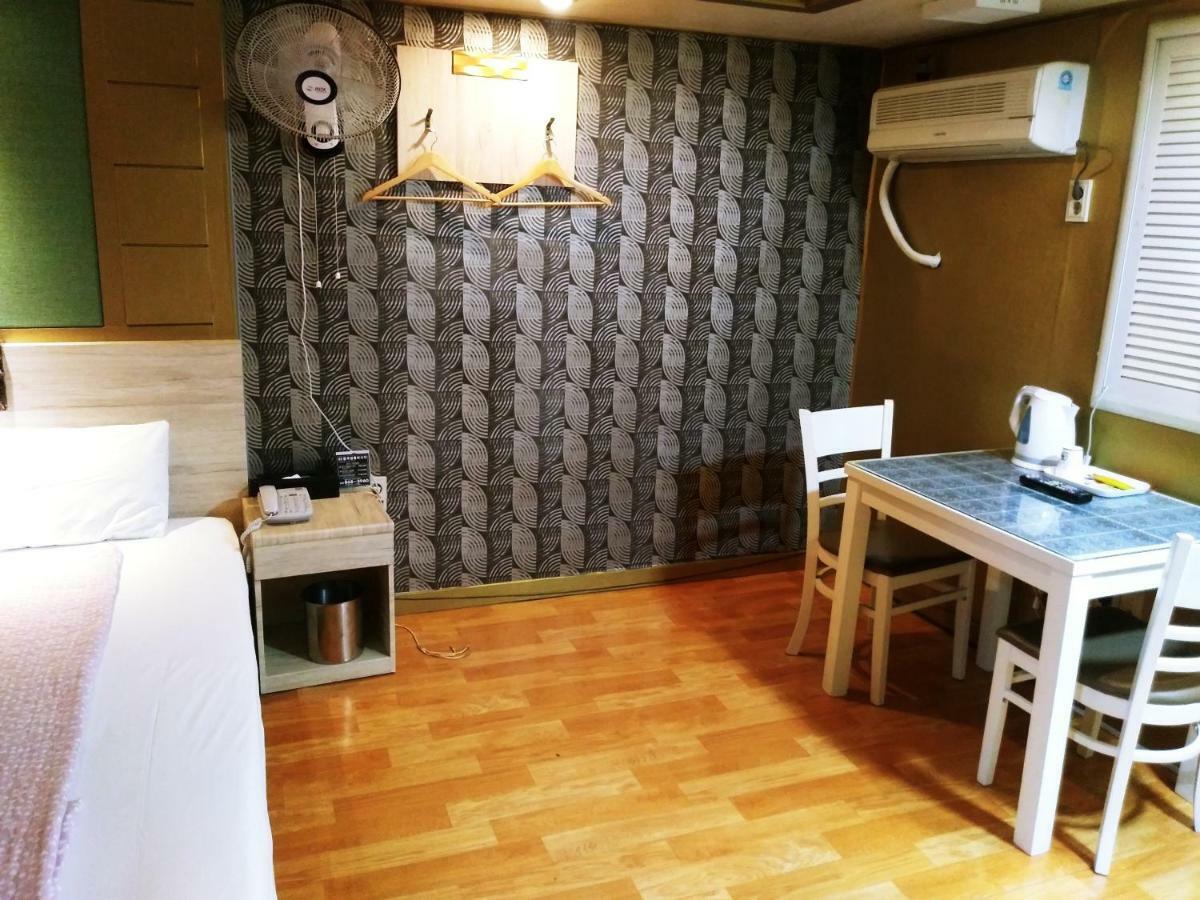 Umbrella Motel Seoul Bagian luar foto